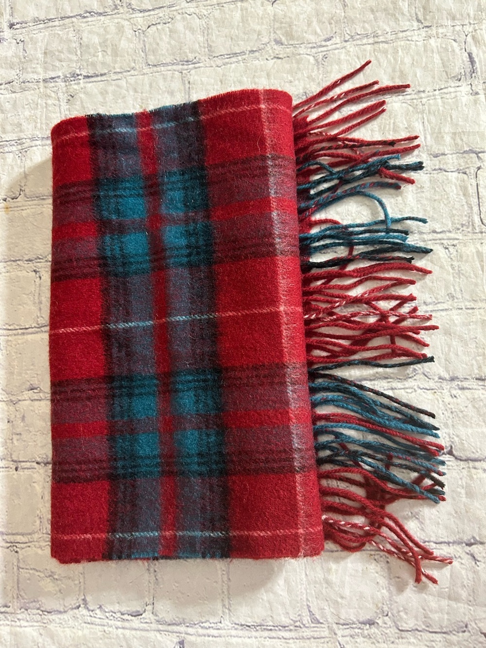 CLADS SCOTLAND 100% LAMBSWOOL RED/GREEN/BLACK PLAID FRINGE UNISEX SCARF